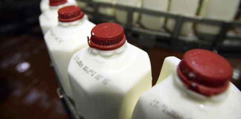 La distribución del precio de la leche antes del acuerdo era de 90 centavos el cuartillo para los ganaderos, 45 centavos para las procesadoras, 10 centavos para los detallistas y cinco centavos para el Fondo de Fomento de la Industria Lechera. (Archivo)