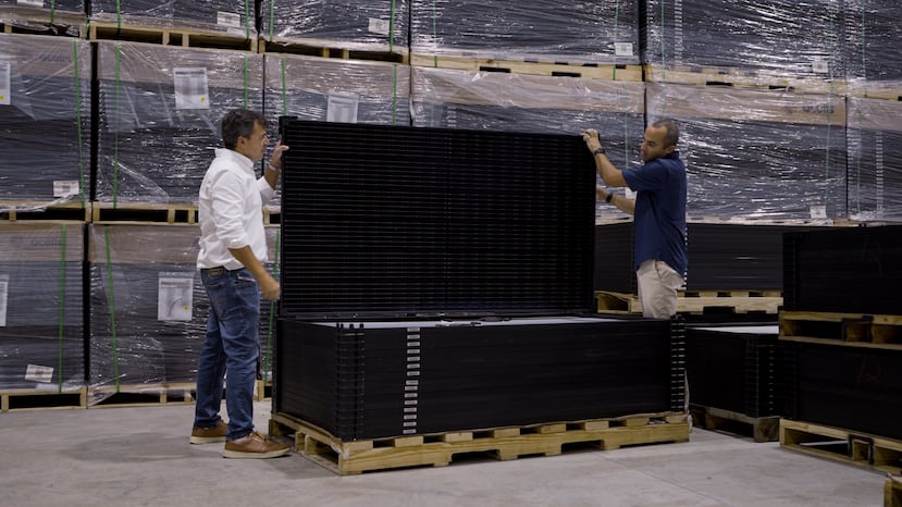 Roumain y Álvarez inspeccionan las placas QCells, consideradas de las más eficientes por su alta calidad, eficiencia y fiabilidad.