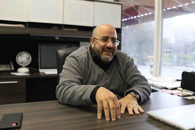 Edwin Prado, de 53 años, se crió en Country Club, y maneja su práctica entre Puerto Rico y Florida.