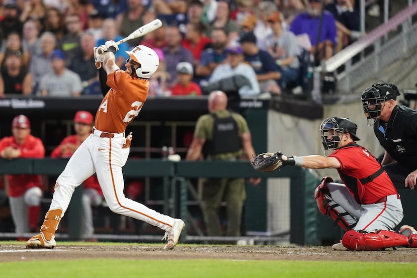 El lunes bateó de 5-5 con siete carreras empujadas. Aquí en el partido del martes en que su equipo de Texas se eliminó contra Georgia.