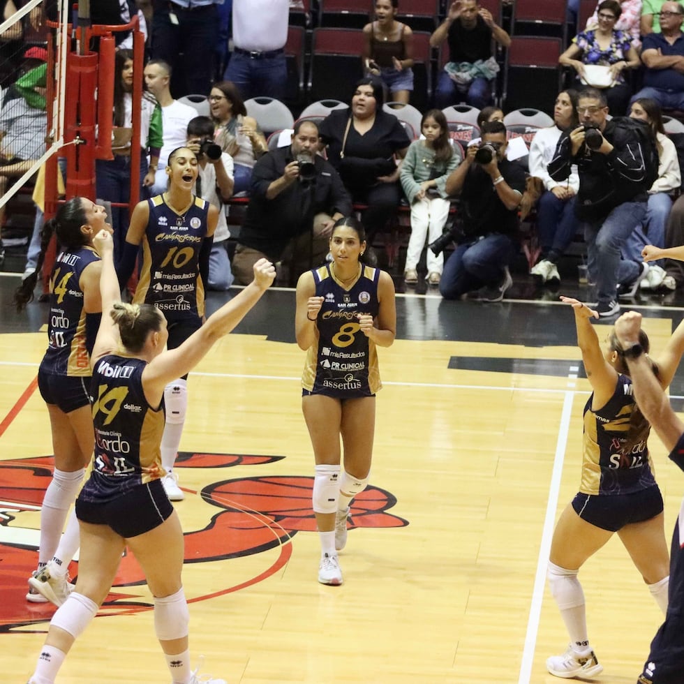 Las Cangrejeras comienzan la celebración del campeonato 2026 conquistado el miércoles en el Auditorio Juan "Pachín" Vicens ante las Leonas.