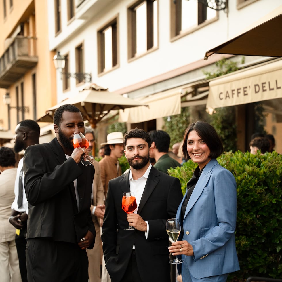 La celebración reunió a sobre cien invitados, entre ellos clientes, suplidores, artesanos de la moda Italiana, amigos y otros miembros de la comunidad de la moda internacional.