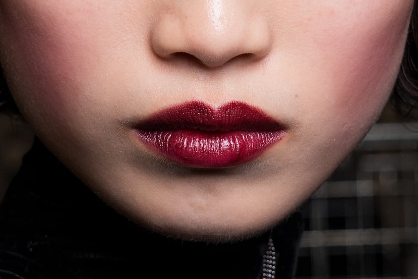 El labial burgundy es un clásico del maquillaje otoñal.