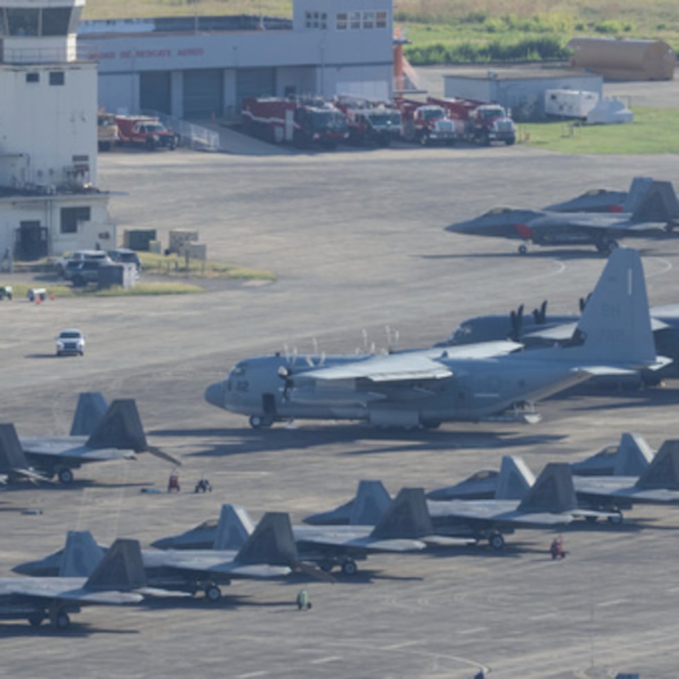 Aviones militares estadounidenses estacionados en la pista del aeropuerto José Aponte de la Torre en Ceiba, Puerto Rico, el sábado 3 de enero de 2025. (AP Photo/Alejandro Granadillo)