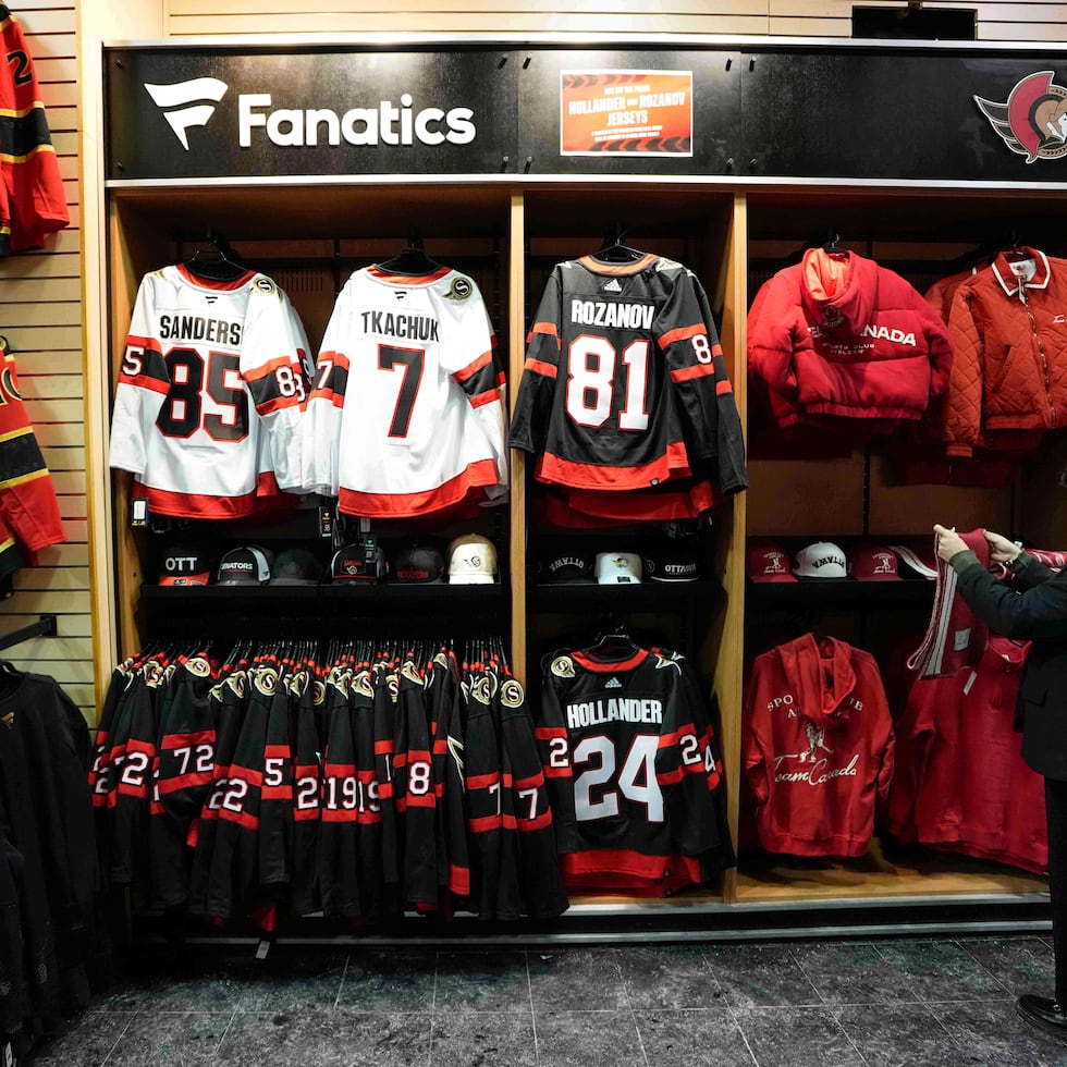 Camisetas de los Senators de Ottawa con los nombres de Hollander y Rozanov, los principales personajes de la serie televisiva "Heated Rivalry".