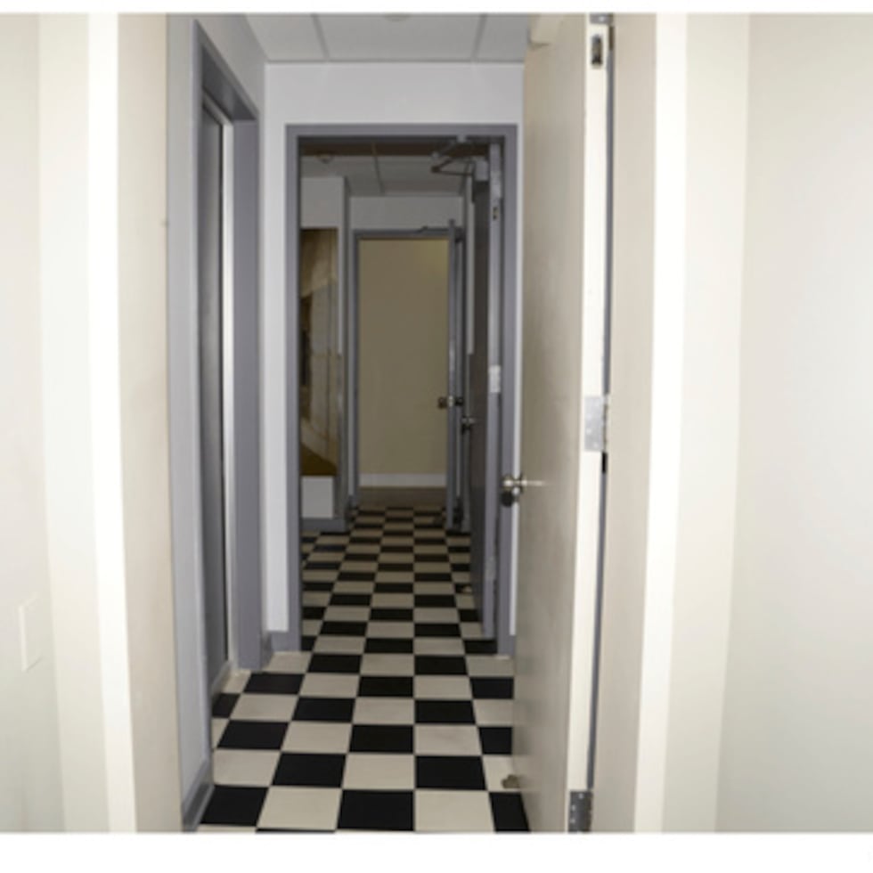 En la imagen, divulgada por el Departamento de Justicia de Estados Unidos, se muestra un pasillo durante el registro de la casa de Jeffrey Epstein el 6 de julio de 2019, en Nueva York.