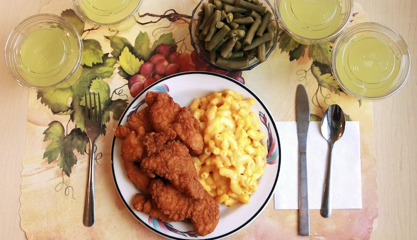 Foto cedida por el NIH que muestra un almuerzo "ultraprocesado" de pasta con queso, pollo frito y legumbres enlatadas (AP).