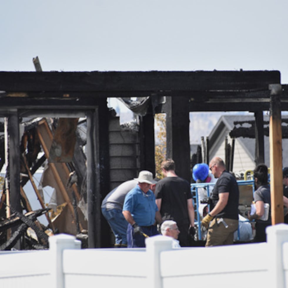 Los investigadores trabajan en el lugar de los hechos este martes, 25 de agosto de 2026, donde una familia perdió la vida y la casa quedó calcinada en Billings, Montana.