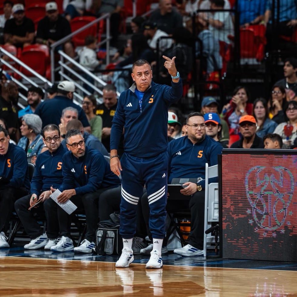 David Rosario dirigió su primer juego en el BSN desde 2019, consiguiendo la victoria cangrejera.