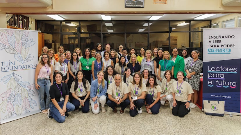 Durante cinco días consecutivos, 40 maestros participaron de sesiones de seis horas diarias para abordar los fundamentos de la enseñanza explícita de la lectura. Sobre estas líneas, el grupo de docentes participantes junto al equipo de Titín Foundation y Lectores para el futuro.