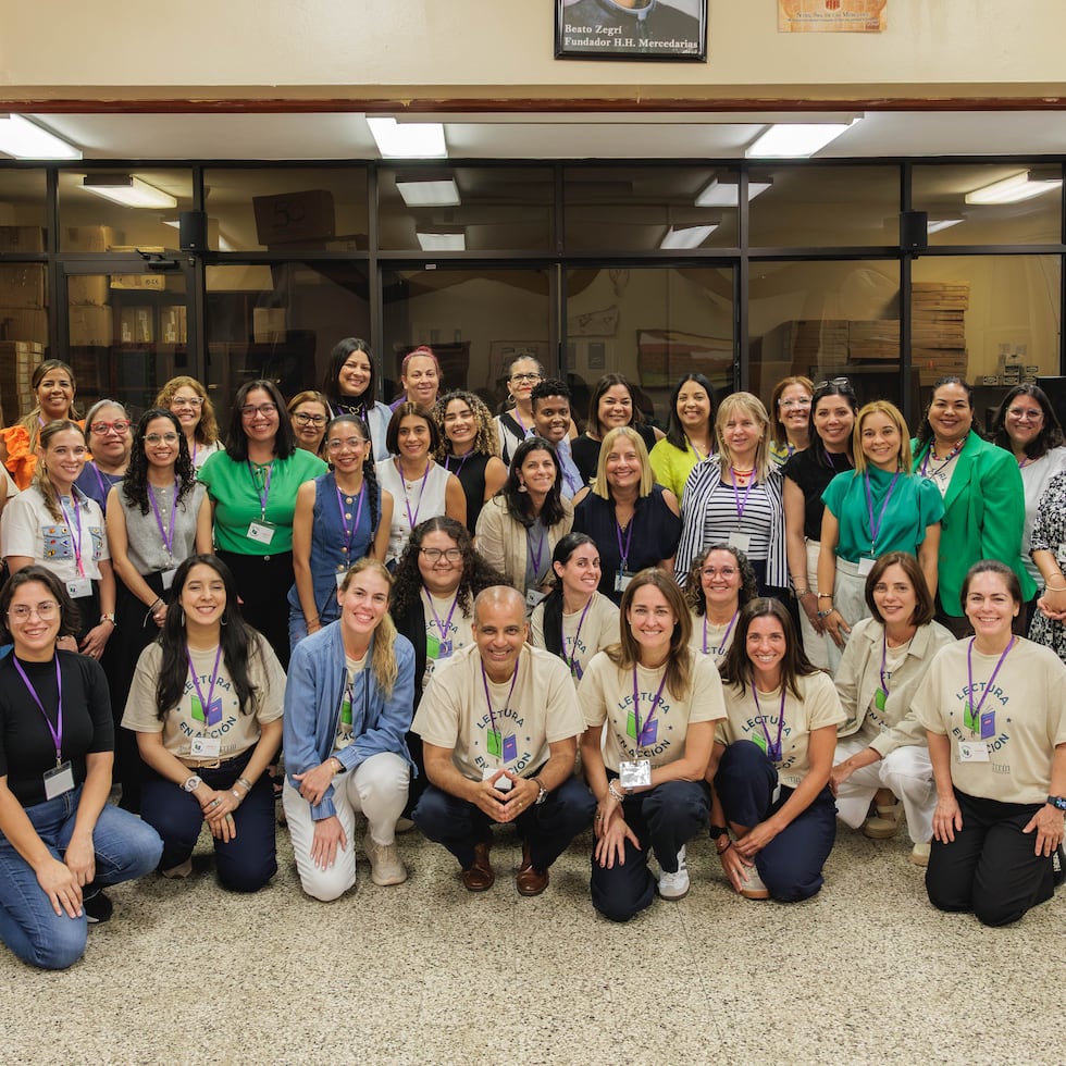 Durante cinco días consecutivos, 40 maestros participaron de sesiones de seis horas diarias para abordar los fundamentos de la enseñanza explícita de la lectura. Sobre estas líneas, el grupo de docentes participantes junto al equipo de Titín Foundation y Lectores para el futuro.