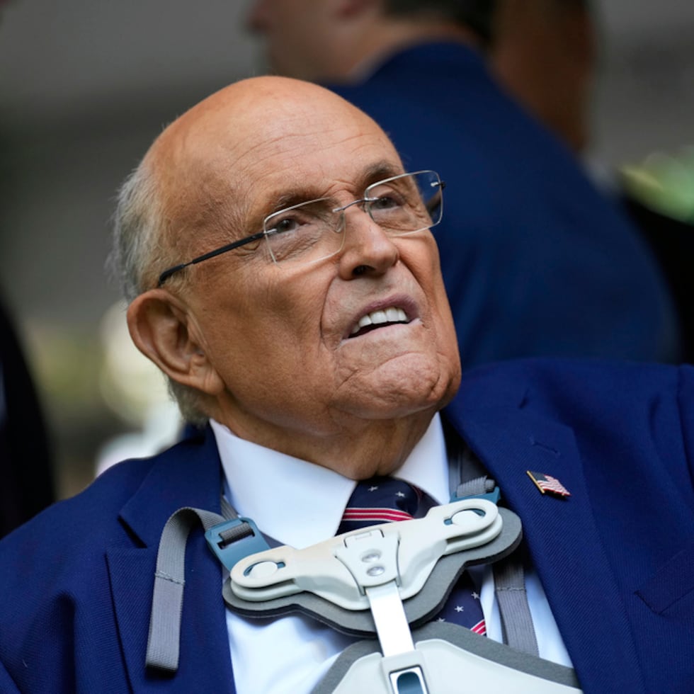 Giuliani fue elegido alcalde de Nueva York en 1993 tras haber sido uno de los fiscales más destacados del país, enfrentándose a mafiosos y a operadores bursátiles corruptos de Wall Street.