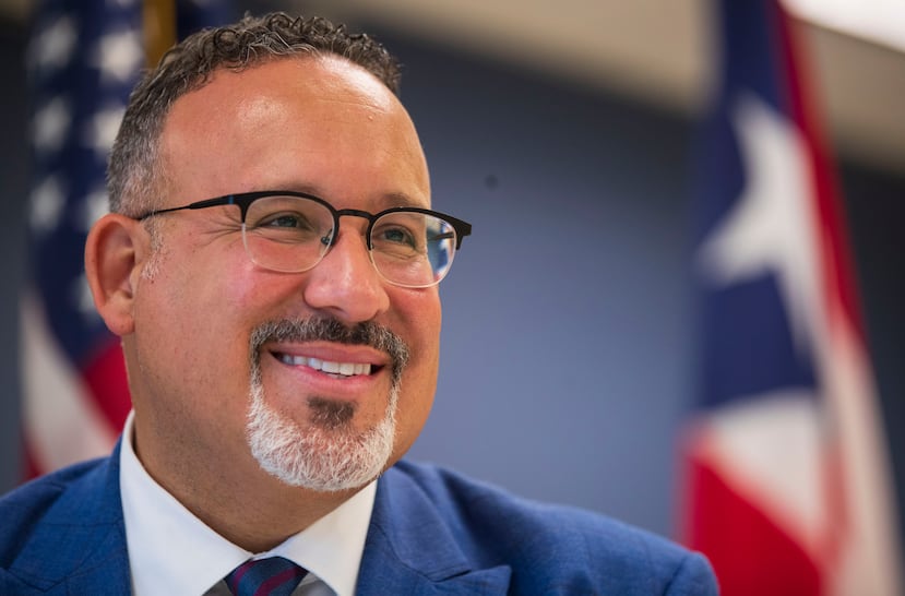 El secretario de Educación de Estados Unidos, Miguel Cardona.