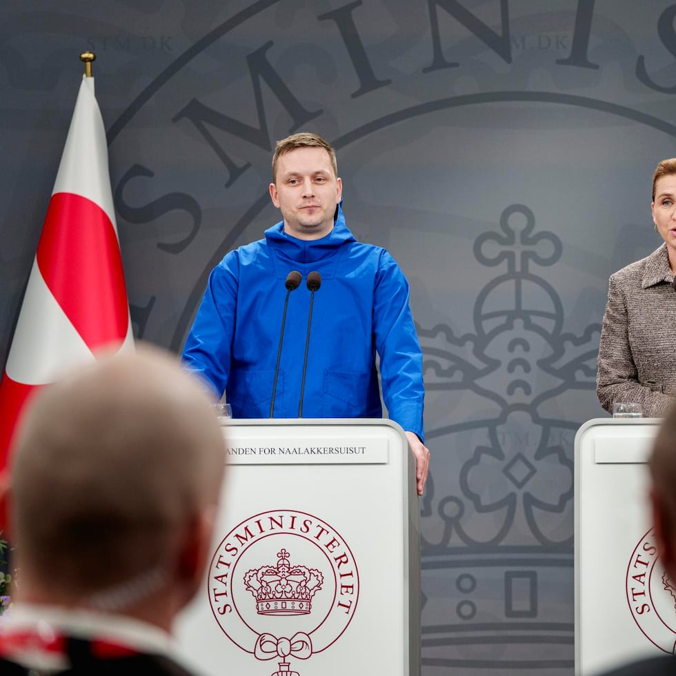 El primer ministro de Groenlandia, Jens-Frederik Nielsen (izq) y la primera ministra de Dinamarca, Mette Frederiksen, se expresan durante una conferencia de prensa en relación a la controversia surgida a raíz de manifestaciones del presidente Donald Trump sobre tomar control de ese territorio autónomo.