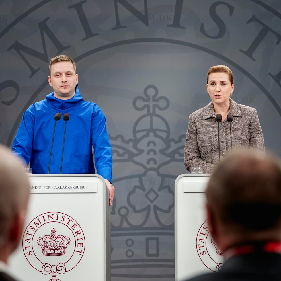 El primer ministro de Groenlandia, Jens-Frederik Nielsen (izq) y la primera ministra de Dinamarca, Mette Frederiksen, se expresan durante una conferencia de prensa en relación a la controversia surgida a raíz de manifestaciones del presidente Donald Trump sobre tomar control de ese territorio autónomo.