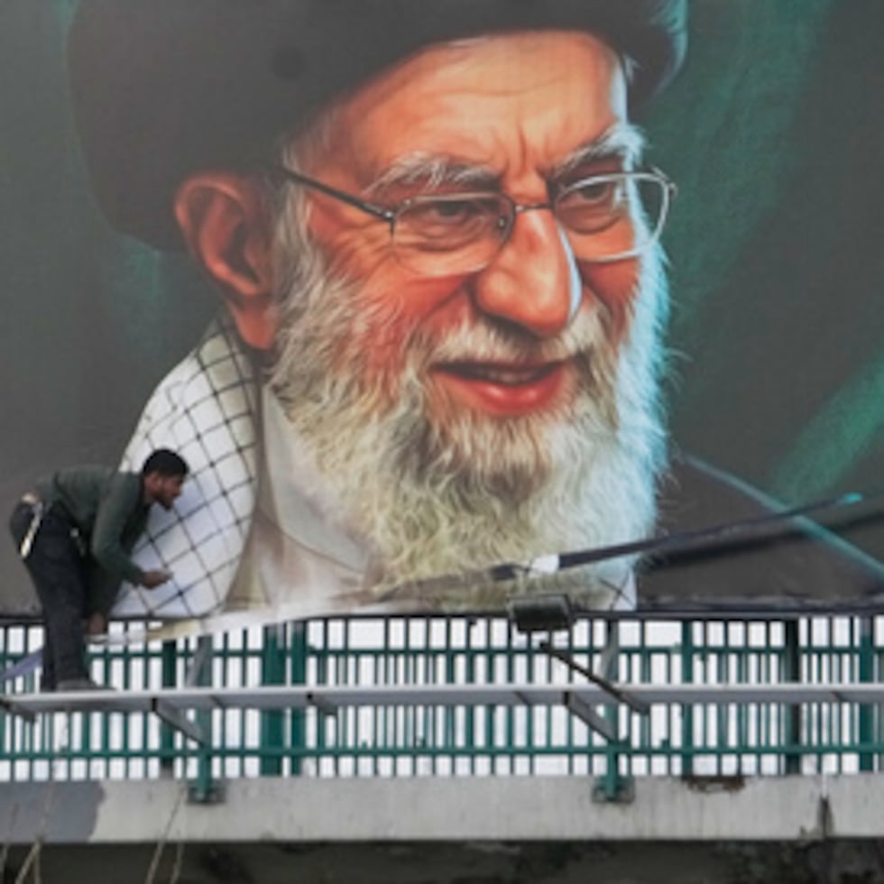 Trabajadores instalan una valla publicitaria en un paso elevado que contiene un retrato del difunto líder supremo iraní, el ayatolá Ali Jamenei, asesinado durante los ataques militares conjuntos de Estados Unidos e Israel, en Teherán, Irán, el lunes 2 de marzo de 2026. (AP Photo/Vahid Salemi)