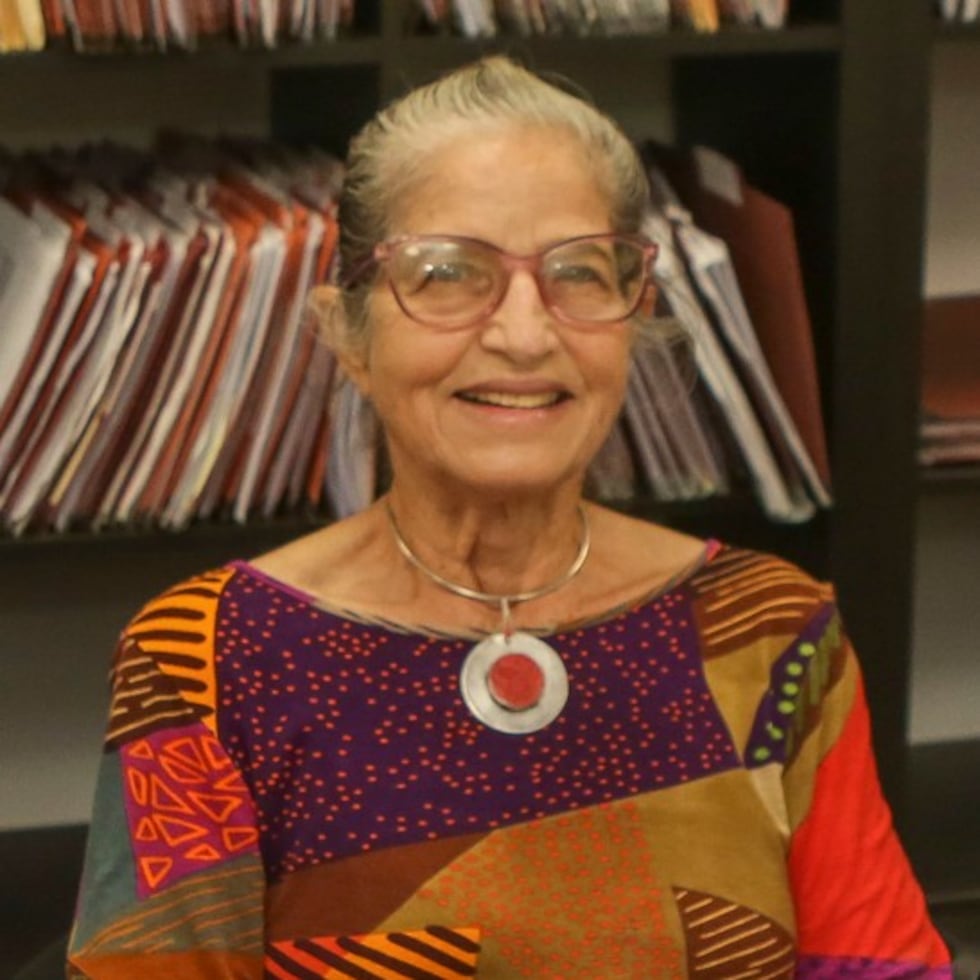 Una de las teorías es que se maneja es que la octogenaria podría haberse desorientado y haber solicitado transportarse a algún lugar cercano a Ciales o a otros municipios en los que residió o que le resultan familiares, como Cabo Rojo, Cayey, Río Piedras, Trujillo Alto, Ponce y Ceiba.