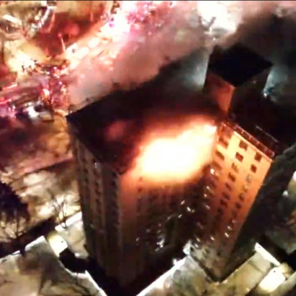 Esta imagen, distribuida por el departamento de bomberos de la Ciudad de Nueva York (FDNY, por sus siglas en inglés), muestra las labores de extinción.