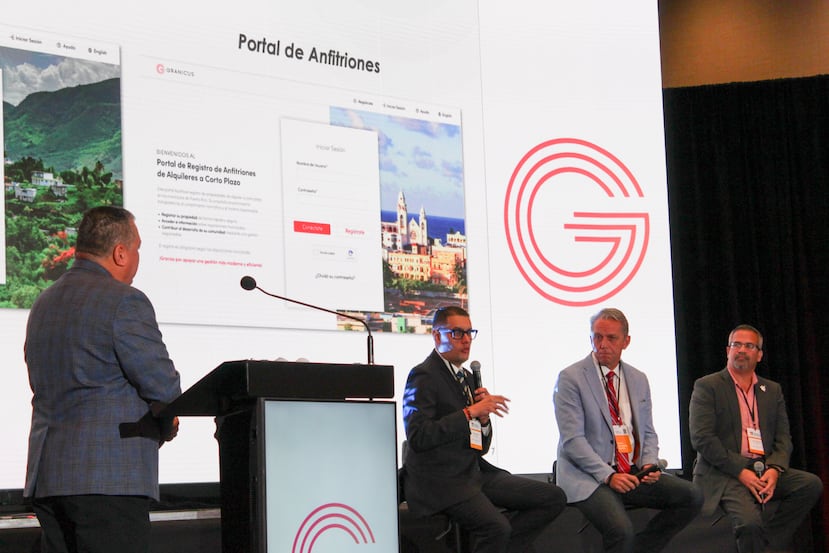 Desde la izquierda, Gilberto Fraguada, vicepresidente de ventas de Granicus; Gabriel Hernández Rodríguez, alcalde de Camuy; Juan C. García Padilla, alcalde de Coamo; y Marcos Cruz, alcalde de Vega Baja.