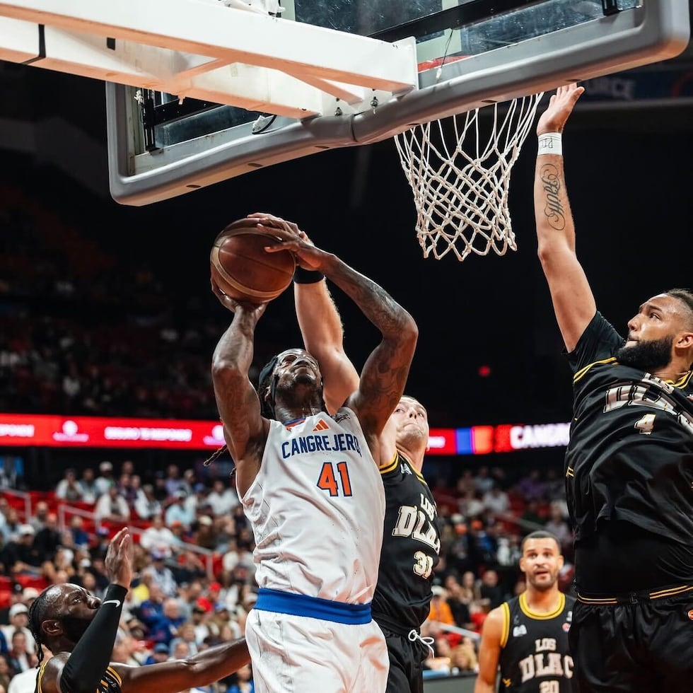 Davon Jefferson, de los Cangrejeros de Santurce, lanza al canasto ante la defensa de los Gigantes de Carolina-Canóivanas.