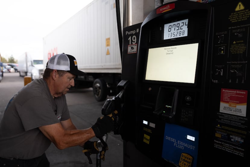 Chuck Byrd guarda una boquilla de combustible después de llenar dos tanques para un camión en una gasolinera el martes 7 de abril de 2026 en Aurora, Oregón. (Foto AP/Jenny Kane)