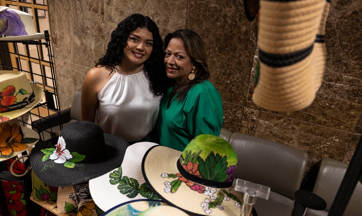 De artistas a “fashionistas”: Madre e hija transforman su arte en una colorida empresa