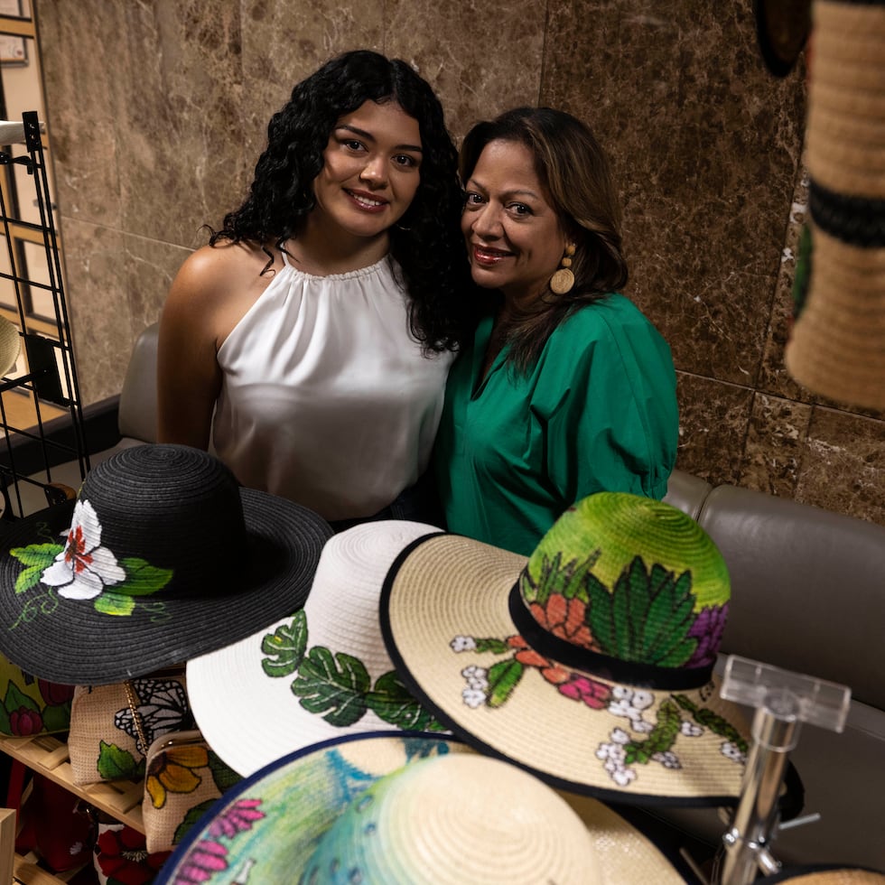 Las artesanas Evelyn Silva Lozada y Loraine Camacho Silva -madre e hija- transforman sombreros, bolsos y otras prendas de vestir en obras de arte.