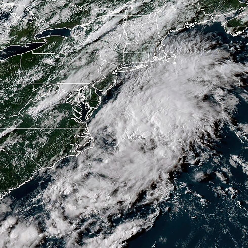 No había alertas ni advertencias costeras en vigor para ninguna de las tormentas, según el Centro Nacional de Huracanes, con sede en Miami.