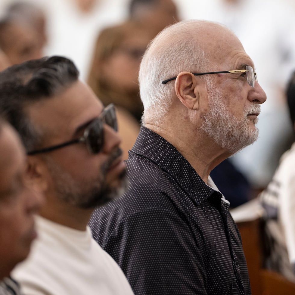Los cantantes Jerry y Gerardo Rivas llegaron hasta la misa en honor a su colega.