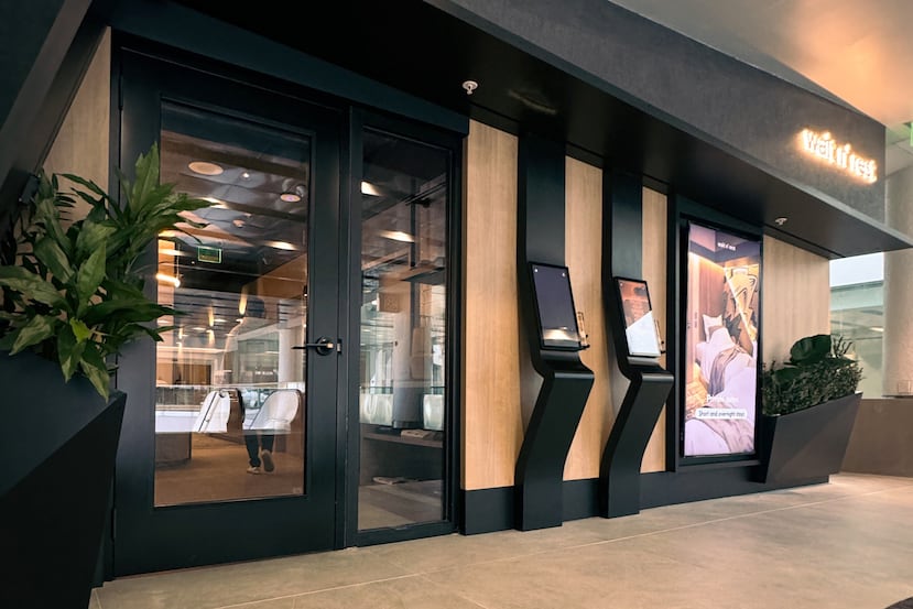 Fotografía cedida por el Aeropuerto Internacional de Miami (MIA) que muestra la entrada a las salas de descanso Wait n' Rest (Esperar y Descansar) este martes, en Miami (EE.UU.).