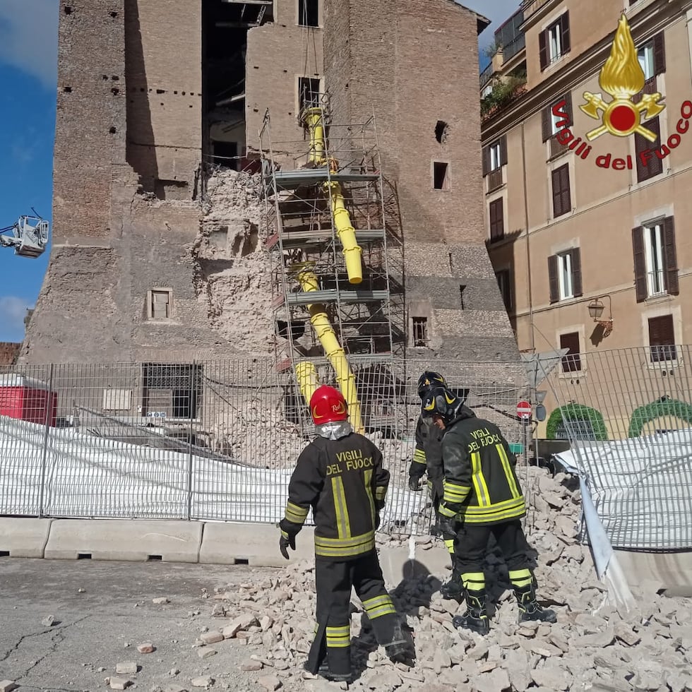 Una parte de la Torre dei Conti, una histórica construcción medieval situada en el centro de Roma, cerca de los Foros Imperiales, se derrumbó este lunes mientras se realizaban trabajos de restauración, lo que obligó a los bomberos a rescatar a cinco operarios, uno de ellos en estado grave.