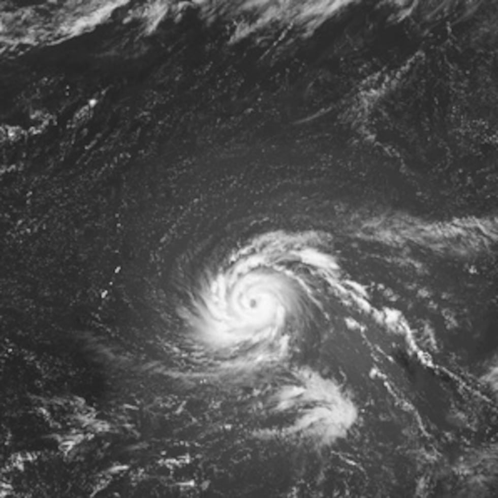 Esta imagen satelital de la Oficina Nacional de Administración Oceánica y Atmosférica (NOAA) muestra al tifón Bavi al este de Guam, un territorio insular de Estados Unidos en el Pacífico, el viernes 3 de julio.