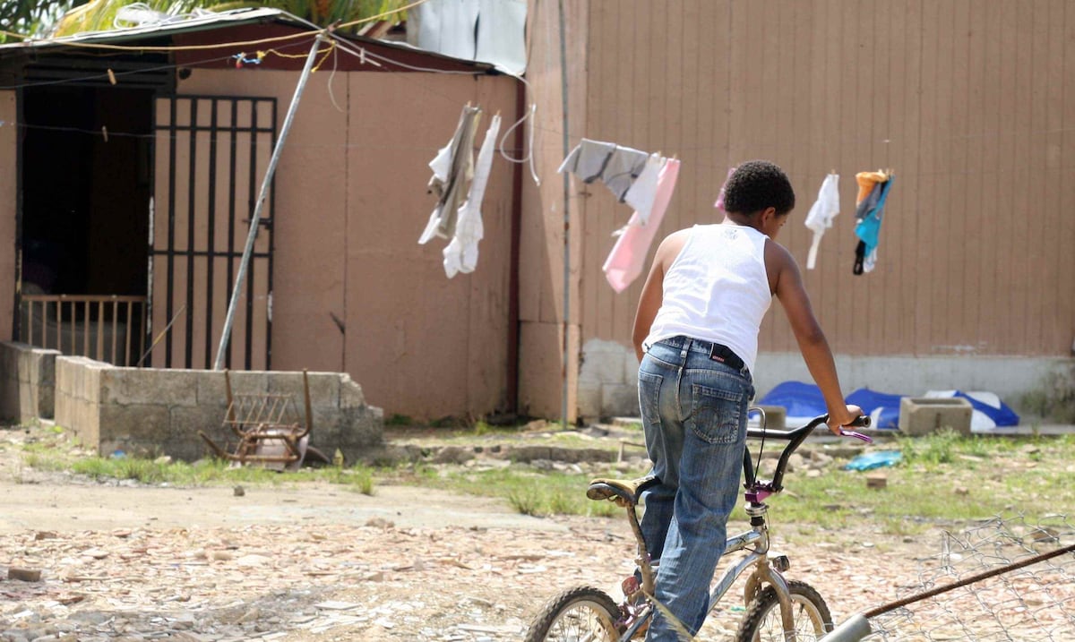 González ordena conexiones legales de agua y luz en comunidad Villas del Sol en 30 días