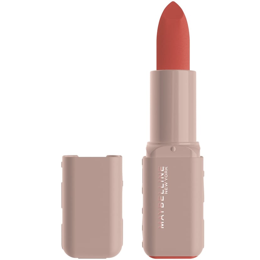 Moisturizing Serum Lipstick de Maybelline New York
Unos labios bien pintados pueden transformar cualquier día. Eso hace que este simple regalo sea muy valorado. Enriquecido con ácido hialurónico y aceites nutritivos, hidrata los labios mientras aporta color duradero. Disponible en tonos mate y satinados, se adapta a cualquier estilo.