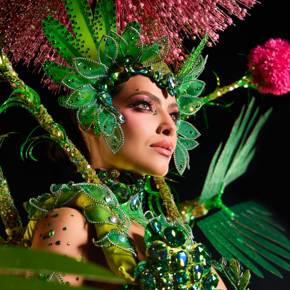 Miss Universe Puerto Rico, Jennifer Barreto, con su traje nacional de la planta moriviví.