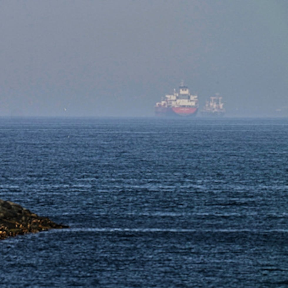 Cargueros se ven en el mar cerca del estrecho de Ormuz, vistos desde una costa rocosa cerca de Khor Fakkan, Emiratos Árabes Unidos.
