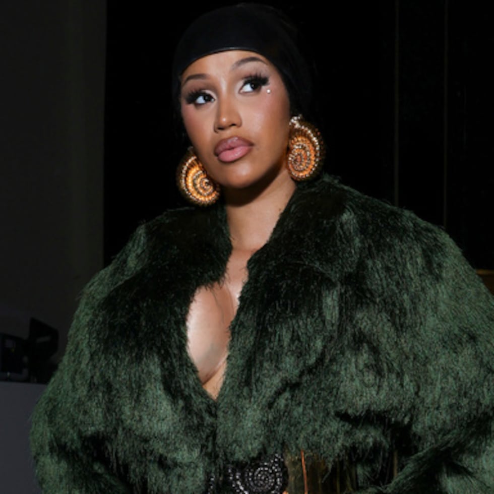 ARCHIVO - Cardi B asiste a la colección Primavera/Verano 2025 de Balmain presentada en París el 25 de septiembre de 2024. (Foto de Vianney Le Caer/Invision/AP, Archivo)
