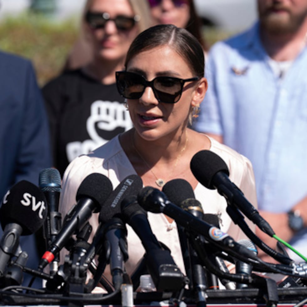 Marina Lacerda, quien acusa a Jeffrey Epstein de abuso sexual, se expresa durante una conferencia de prensa afuera del Capitolio de Estados Unidos en Washington D.C.