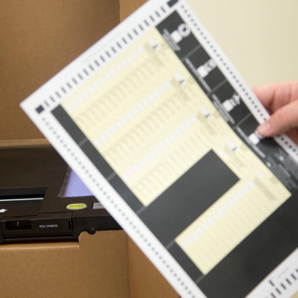 La segunda vuelta electoral es simple. Si ningún candidato alcanza la mayoría absoluta en primera vuelta, los dos más votados van a elecciones nuevamente, señala Hiram Lozada