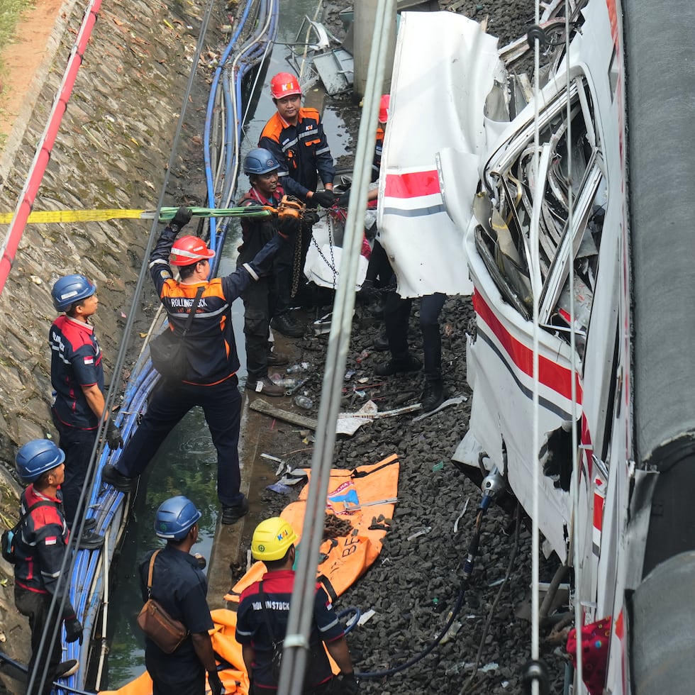 Un tren chocó contra otro en una estación a las afueras de la capital de Indonesia.