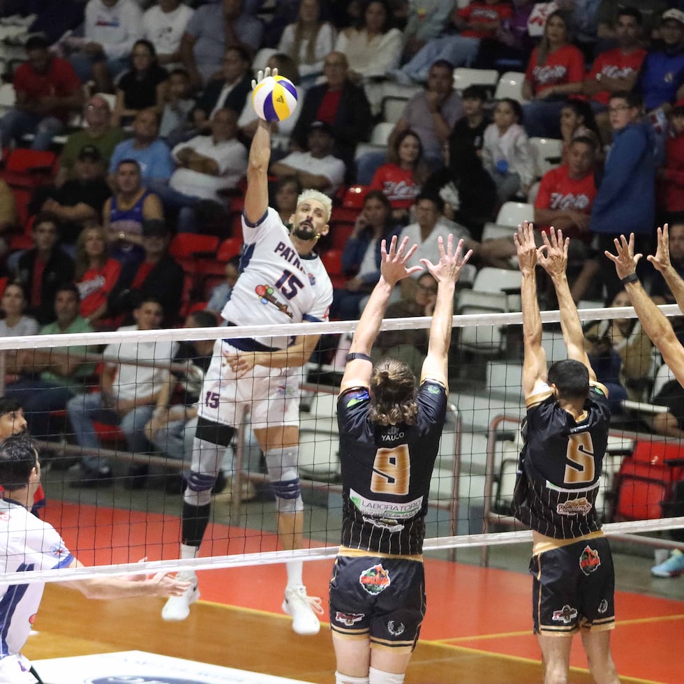 Jair Santiago, de los Patriotas de Lares, ataca contra el triple bloqueo de los Cafeteros de Yauco en el partido del sábado en Lares.