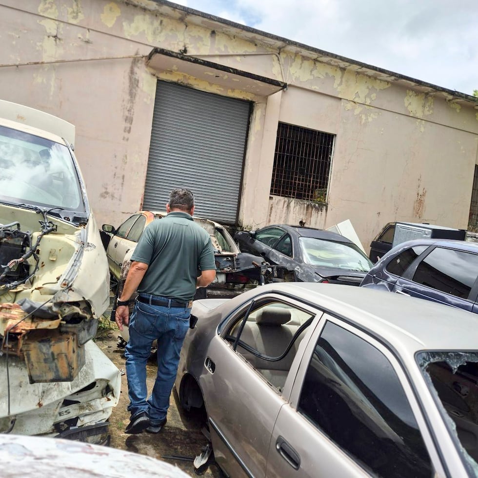 Las autoridades removieron 38 vehículos de motor, que fueron declarados estorbos públicos, de una fábrica abandonada en Yabucoa.