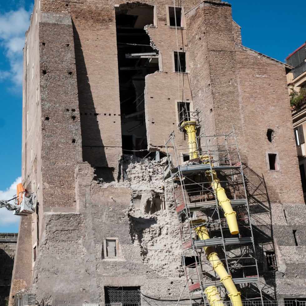 De momento no hay reportes sobre su condición. Ningún bombero resultó herido en la operación en curso.