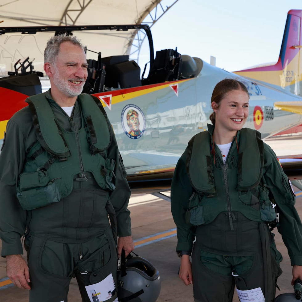 Ya en la pista, la princesa Leonor revisa el avión en el que va a realizar el vuelo, y ya cada uno en su PC 21, junto a los respectivos instructores, despegan.