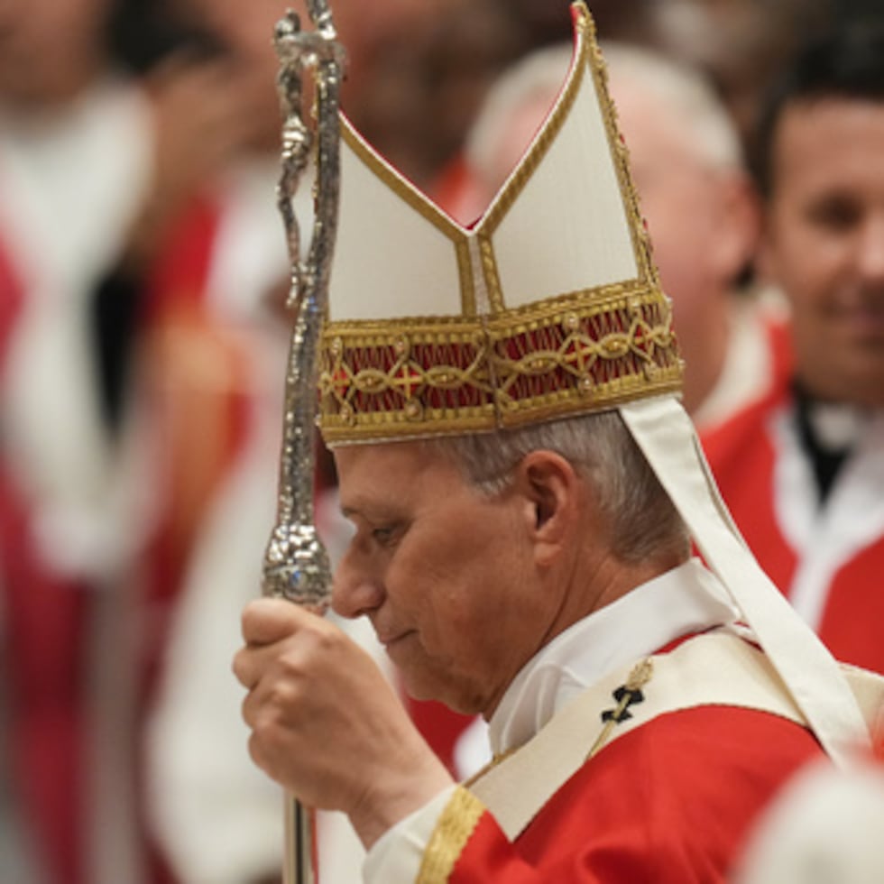 El papa León XIV llega para celebrar una misa en la basílica de San Pedro, en el Vaticano, el jueves 8 de octubre de 2026, con motivo de la inauguración anual del curso académico en las universidades pontificias, en la que participan las 22 instituciones pontificias de Roma y muchas otras de todo el mundo. (Foto AP/Gregorio Borgia)