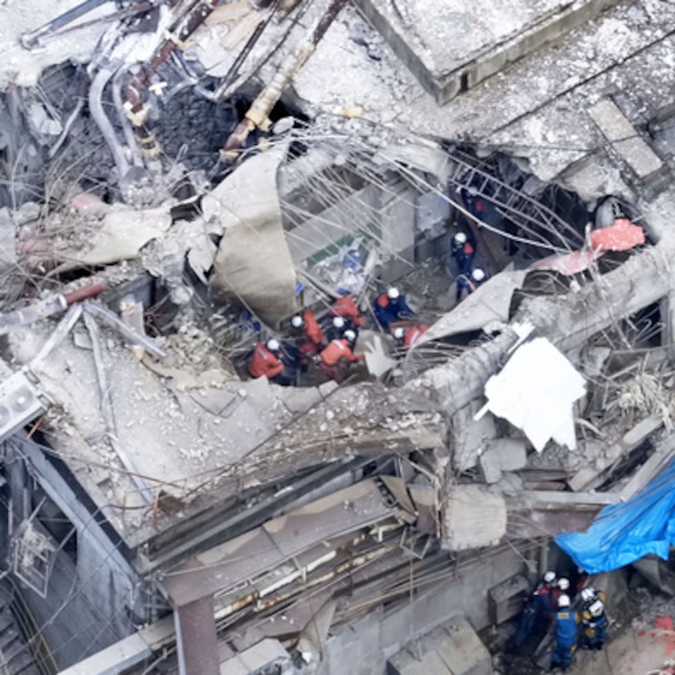 Esta imagen aérea muestra la operación de rescate en la fábrica de Yatsushiro de Nippon Paper Industries Co., tras el terremoto ocurrido en Yatsushiro, en la prefectura de Kumamoto, el miércoles 29 de julio de 2026. (Naoki Hiraoka/Kyodo News vía AP)
