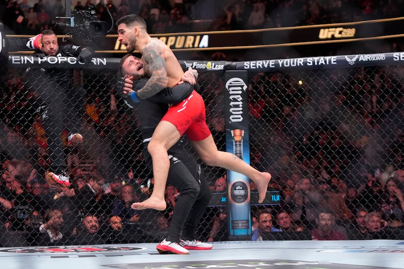 Ilia Topuria festeja luego de noquear a Alexander Volanovski en UFC 298.