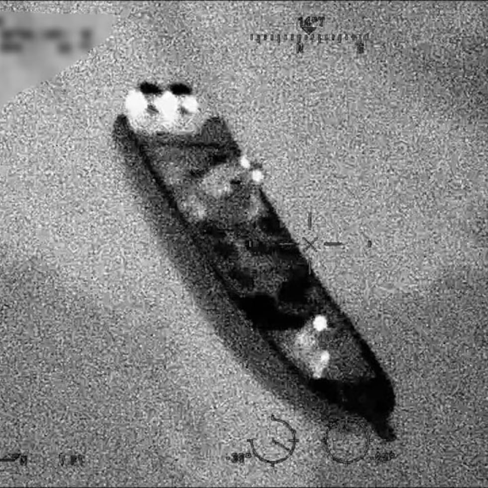 Al aproximarse la lancha, los presuntos contrabandistas iniciaron maniobras evasivas antes de arrojar su carga por la borda y huir, lanzando los fardos al agua.