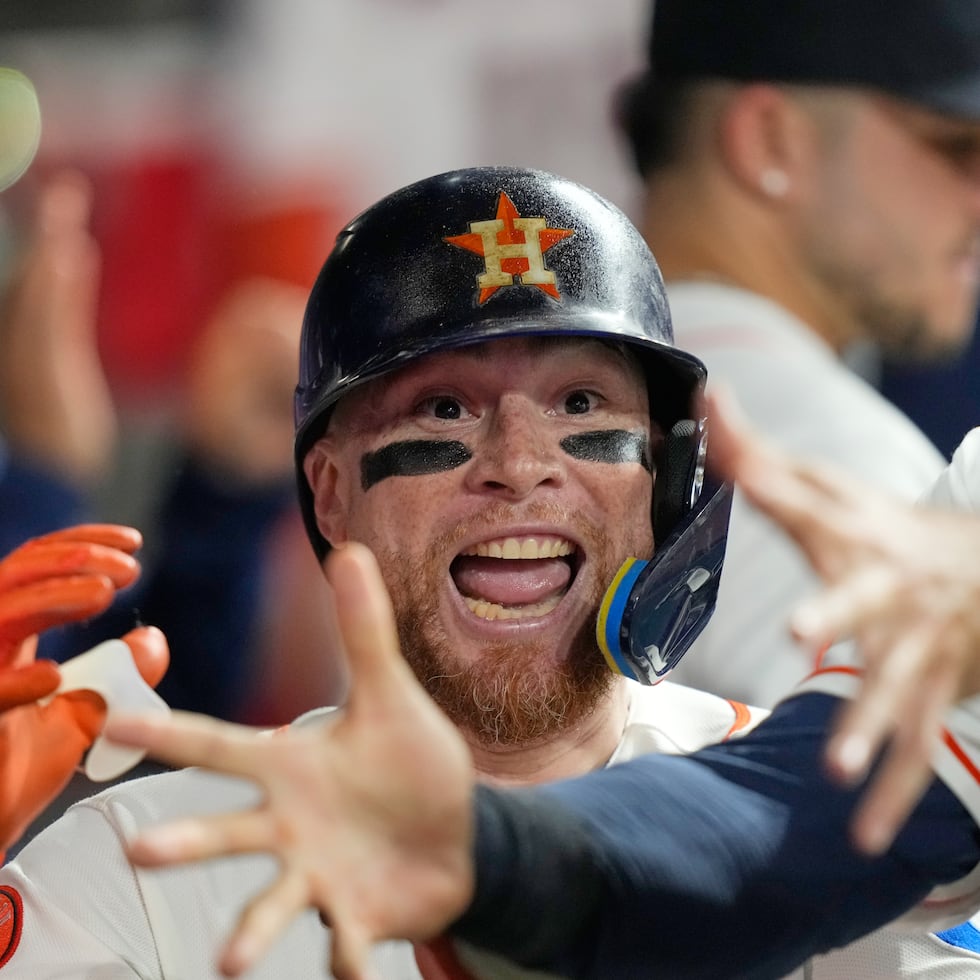 El puertorriqueño Christian Vázquez, de los Astros de Houston, festeja en la cueva tras batear su cuadrangular.