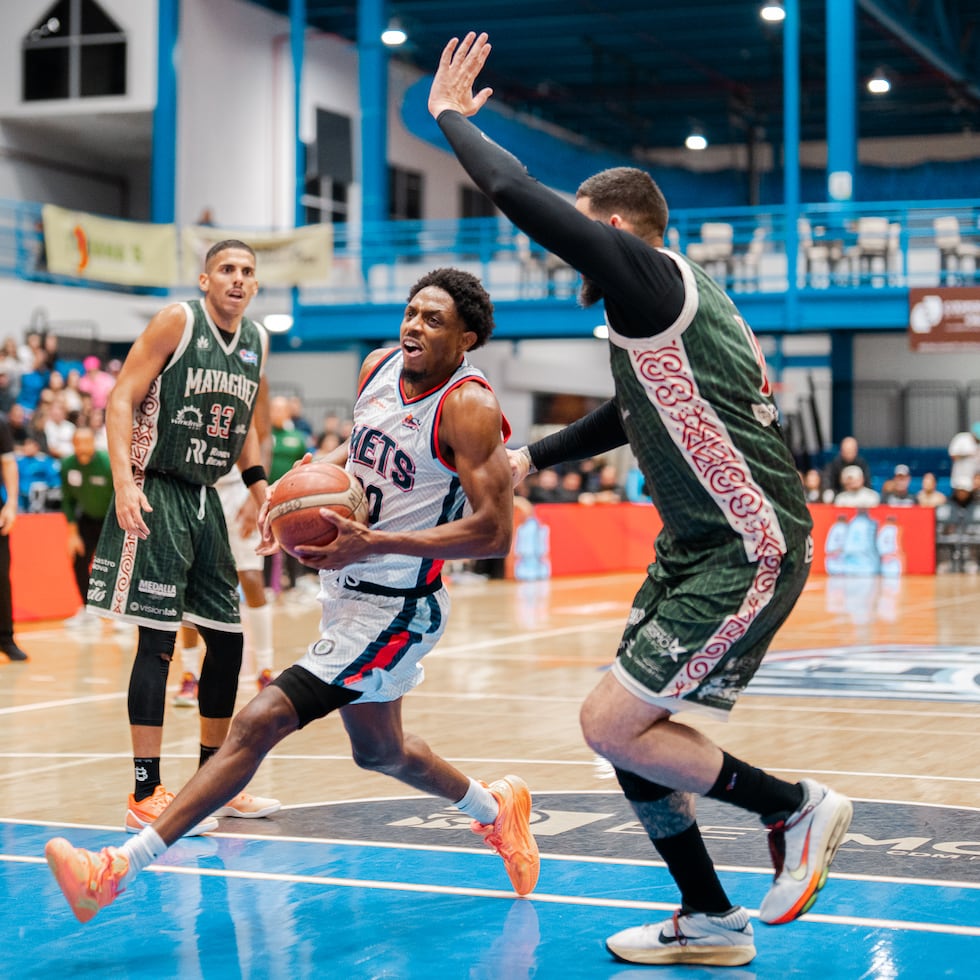 Brandon Knight, de los Mets de Guaynabo, se dirige al canasto contra la defensa de los Indios.